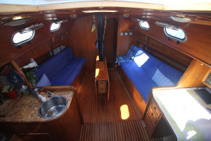 interno barca Athena