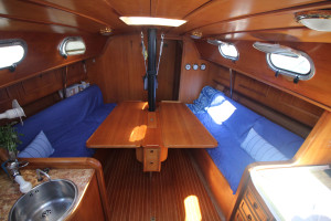 interno barca Athena