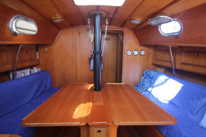 interno barca Athena